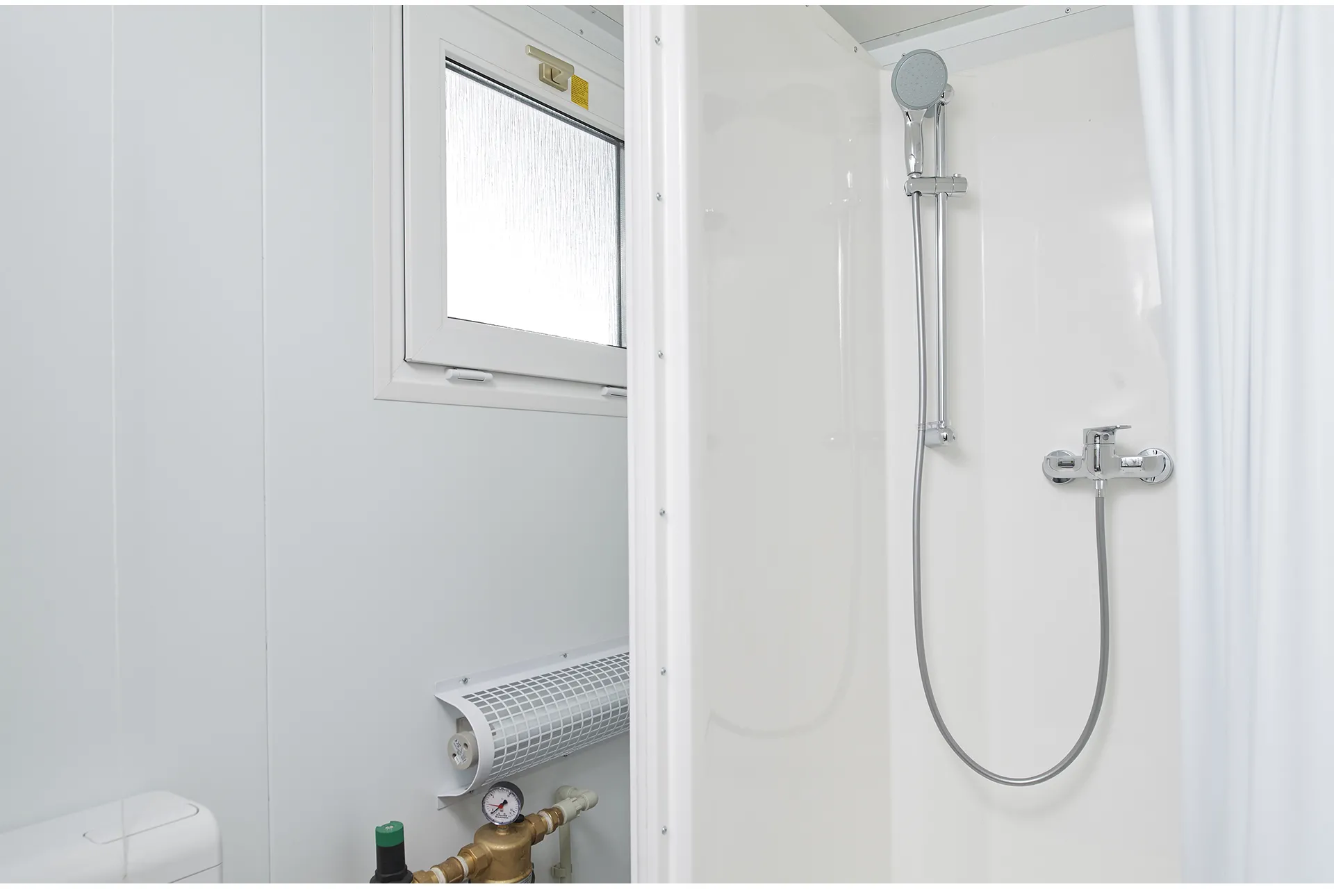 8ft x 5ft (2.4m x 1.5m) Portable Toilet & Shower Unit - Image 4